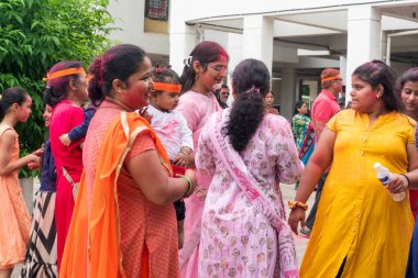 PUNE, MAHARASHTRA, INDIA - 8 EYLÜL 2022: Kimliği belirlenemeyen inançlı insanlar, su kaynaklarının yakınına dalmadan önce Hindu tanrısı Ganesha 'ya dua ediyorlar (Ganesh Chaturthi), yıllık festival