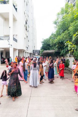 PUNE, MAHARASHTRA, INDIA - 8 EYLÜL 2022: Kimliği belirlenemeyen inançlı insanlar, su kaynaklarının yakınına dalmadan önce Hindu tanrısı Ganesha 'ya dua ediyorlar (Ganesh Chaturthi), yıllık festival