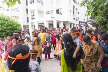 PUNE, MAHARASHTRA, INDIA - 8 EYLÜL 2022: Kimliği belirlenemeyen inançlı insanlar, su kaynaklarının yakınına dalmadan önce Hindu tanrısı Ganesha 'ya dua ediyorlar (Ganesh Chaturthi), yıllık festival