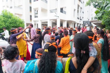 PUNE, MAHARASHTRA, INDIA - 8 EYLÜL 2022: Kimliği belirlenemeyen inançlı insanlar, su kaynaklarının yakınına dalmadan önce Hindu tanrısı Ganesha 'ya dua ediyorlar (Ganesh Chaturthi), yıllık festival