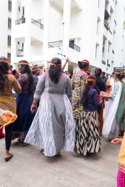 PUNE, MAHARASHTRA, INDIA - 8 EYLÜL 2022: Kimliği belirlenemeyen inançlı insanlar, su kaynaklarının yakınına dalmadan önce Hindu tanrısı Ganesha 'ya dua ediyorlar (Ganesh Chaturthi), yıllık festival