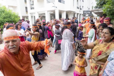 PUNE, MAHARASHTRA, INDIA - 8 EYLÜL 2022: Kimliği belirlenemeyen inançlı insanlar, su kaynaklarının yakınına dalmadan önce Hindu tanrısı Ganesha 'ya dua ediyorlar (Ganesh Chaturthi), yıllık festival