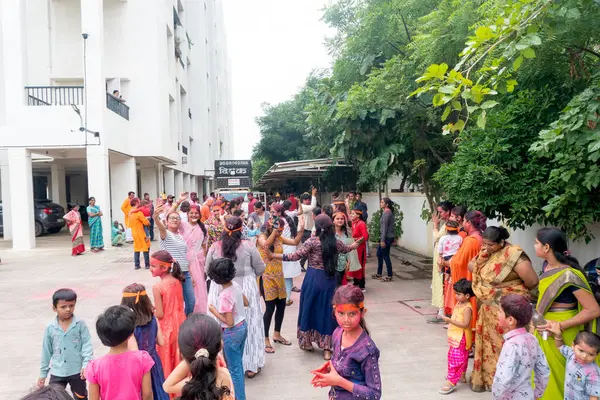 PUNE, MAHARASHTRA, INDIA - 8 EYLÜL 2022: Kimliği belirlenemeyen inançlı insanlar, su kaynaklarının yakınına dalmadan önce Hindu tanrısı Ganesha 'ya dua ediyorlar (Ganesh Chaturthi), yıllık festival