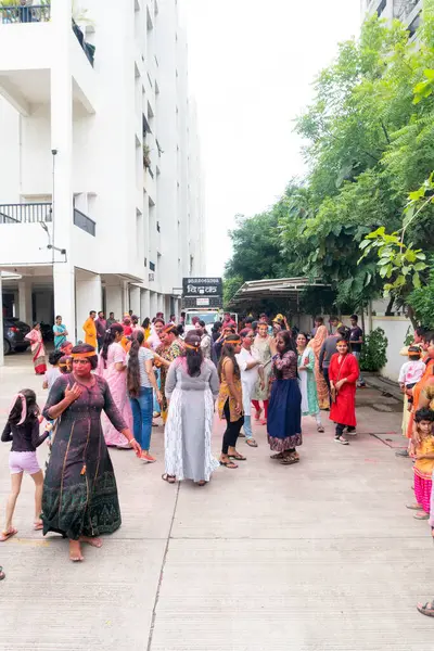 PUNE, MAHARASHTRA, INDIA - 8 EYLÜL 2022: Kimliği belirlenemeyen inançlı insanlar, su kaynaklarının yakınına dalmadan önce Hindu tanrısı Ganesha 'ya dua ediyorlar (Ganesh Chaturthi), yıllık festival