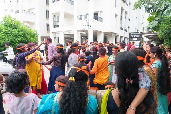 PUNE, MAHARASHTRA, INDIA - 8 EYLÜL 2022: Kimliği belirlenemeyen inançlı insanlar, su kaynaklarının yakınına dalmadan önce Hindu tanrısı Ganesha 'ya dua ediyorlar (Ganesh Chaturthi), yıllık festival