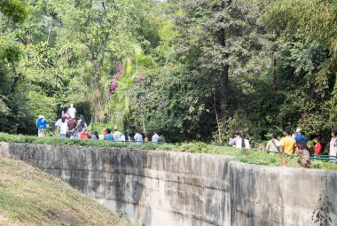 PUNE, Hindistan - 22 Haziran 2020 Rajiv Gandhi Zooloji Parkı 'nda Rajiv Gandi Hayvanat Bahçesi veya Katraj Hayvanat Bahçesi olarak bilinen turistler.