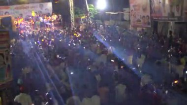 Konserde neon ışıkların ve dans eden insanların gece görüşü