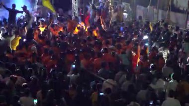 Konserde neon ışıkların ve dans eden insanların gece görüşü