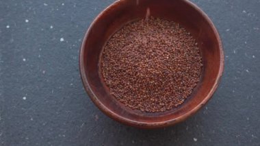 Tabaktaki çiğ Ragi Taneleri (Parmak Millet)
