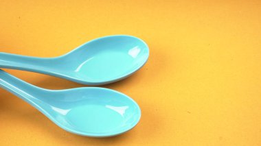 Sarı arkaplanda mutfak aletleri için kaşıkların yakın plan görüntüsü.           