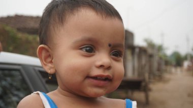 AMRAVATI, MAHARASHTRA, INDIA 12 Aralık 2020: Köydeki evin önünde kimliği belirlenemeyen mutlu Hintli kırsal insanların portresi.