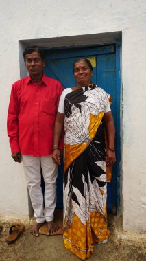 AMRAVATI, MAHARASHTRA, INDIA 12 Aralık 2020: Köydeki evin önünde kimliği belirlenemeyen mutlu Hintli kırsal insanların portresi.