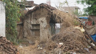 AMRAVATI, MAHARASHTRA, INDIA 12 Aralık 2020: Geleneksel olarak Maharashtra 'nın kırsal kesiminde, bir Hint kırsal alanı olan köyde ev inşa edildi.