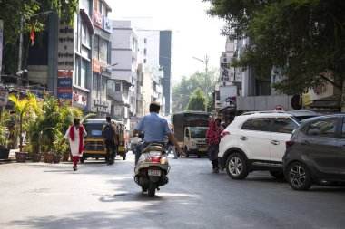Hindistan 'ın eski şehrinin sokaklarında yürüyen insanlar.