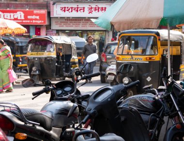 Hindistan 'ın eski şehrinin sokaklarında yürüyen insanlar.