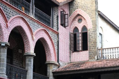 Maratha İmparatorluğu 'nun görkemli kemerleri, Maratha İmparatorluğu' nun Holkarları tarafından inşa edilen Indore 'un Rajwada Sarayı.