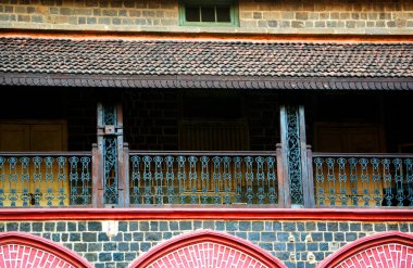 Maratha İmparatorluğu 'nun görkemli kemerleri, Maratha İmparatorluğu' nun Holkarları tarafından inşa edilen Indore 'un Rajwada Sarayı.