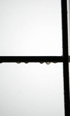 Su damlaları cam arka planda, kapatın