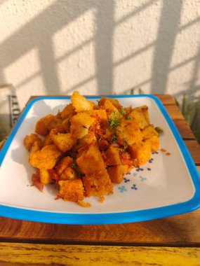 Kızarmış patates ve sebze.