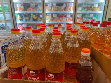 Pune, Maharashtra, Hindistan - 13 Ocak 2025; çok çeşitli gıda ürünleriyle dolu hareketli bir market koridoru. Süpermarketteki raflar satılmak üzere renkli paketlerle dolu..