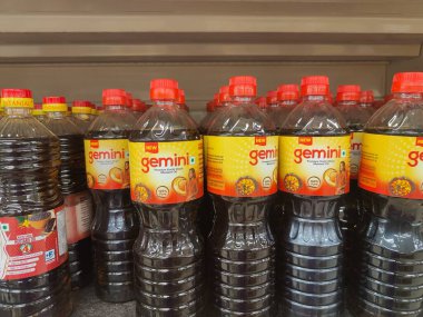 Pune, Maharashtra, Hindistan - 13 Ocak 2025; çok çeşitli gıda ürünleriyle dolu hareketli bir market koridoru. Süpermarketteki raflar satılmak üzere renkli paketlerle dolu..