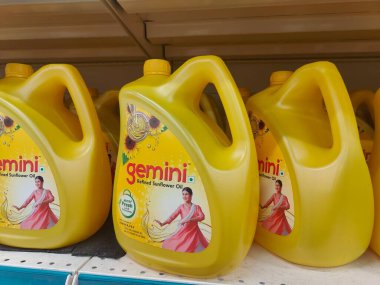 Pune, Maharashtra, Hindistan - 13 Ocak 2025; çok çeşitli gıda ürünleriyle dolu hareketli bir market koridoru. Süpermarketteki raflar satılmak üzere renkli paketlerle dolu..