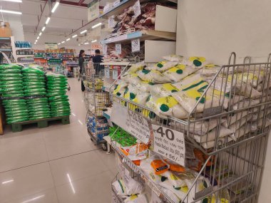 Pune, Maharashtra, Hindistan - 13 Ocak 2025; çok çeşitli gıda ürünleriyle dolu hareketli bir market koridoru. Süpermarketteki raflar satılmak üzere renkli paketlerle dolu..