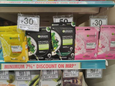 Pune, Maharashtra, Hindistan - 13 Ocak 2025; çok çeşitli gıda ürünleriyle dolu hareketli bir market koridoru. Süpermarketteki raflar satılmak üzere renkli paketlerle dolu..