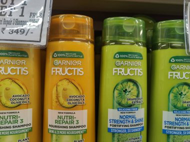 Pune, Maharashtra, Hindistan - 13 Ocak 2025; çok çeşitli gıda ürünleriyle dolu hareketli bir market koridoru. Süpermarketteki raflar satılmak üzere renkli paketlerle dolu..