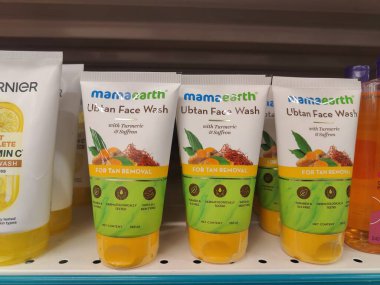 Pune, Maharashtra, Hindistan - 13 Ocak 2025; çok çeşitli gıda ürünleriyle dolu hareketli bir market koridoru. Süpermarketteki raflar satılmak üzere renkli paketlerle dolu..