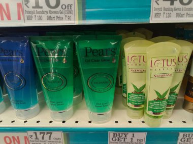 Pune, Maharashtra, Hindistan - 13 Ocak 2025; çok çeşitli gıda ürünleriyle dolu hareketli bir market koridoru. Süpermarketteki raflar satılmak üzere renkli paketlerle dolu..