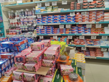 Pune, Maharashtra, Hindistan - 13 Ocak 2025; çok çeşitli gıda ürünleriyle dolu hareketli bir market koridoru. Süpermarketteki raflar satılmak üzere renkli paketlerle dolu..