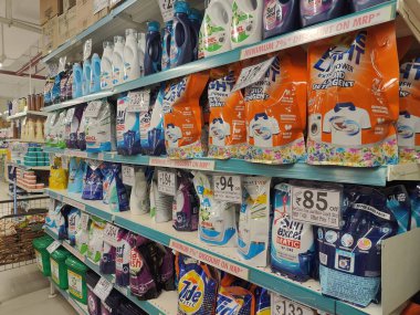 Pune, Maharashtra, Hindistan - 13 Ocak 2025; çok çeşitli gıda ürünleriyle dolu hareketli bir market koridoru. Süpermarketteki raflar satılmak üzere renkli paketlerle dolu..