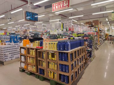 Pune, Maharashtra, Hindistan - 13 Ocak 2025; çok çeşitli gıda ürünleriyle dolu hareketli bir market koridoru. Süpermarketteki raflar satılmak üzere renkli paketlerle dolu..