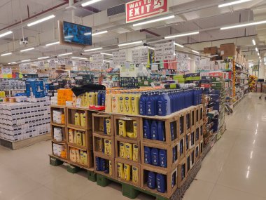 Pune, Maharashtra, Hindistan - 13 Ocak 2025; çok çeşitli gıda ürünleriyle dolu hareketli bir market koridoru. Süpermarketteki raflar satılmak üzere renkli paketlerle dolu..