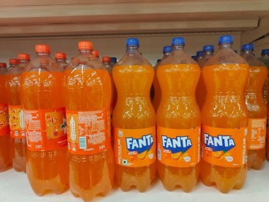 Pune, Maharashtra, Hindistan - 13 Ocak 2025; çok çeşitli gıda ürünleriyle dolu hareketli bir market koridoru. Süpermarketteki raflar satılmak üzere renkli paketlerle dolu..