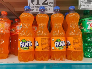 Pune, Maharashtra, Hindistan - 13 Ocak 2025; çok çeşitli gıda ürünleriyle dolu hareketli bir market koridoru. Süpermarketteki raflar satılmak üzere renkli paketlerle dolu..