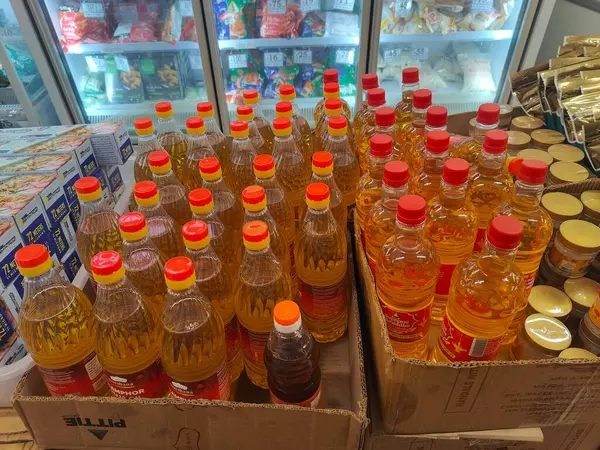 Pune, Maharashtra, Hindistan - 13 Ocak 2025; çok çeşitli gıda ürünleriyle dolu hareketli bir market koridoru. Süpermarketteki raflar satılmak üzere renkli paketlerle dolu..