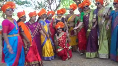 Pune, Hindistan - 9 Nisan 2024, Maharashtra 'dan Hindu insanlar Gudi Padva festivalini geleneksel kıyafetlerle, Marathi Yeni Yıl kutlamalarıyla kutluyorlar.