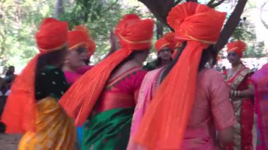 Pune, Hindistan - 9 Nisan 2024, Maharashtra 'dan Hindu insanlar Gudi Padva festivalini geleneksel kıyafetlerle, Marathi Yeni Yıl kutlamalarıyla kutluyorlar.