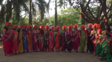 Pune, Hindistan - 9 Nisan 2024, Maharashtra 'dan Hindu insanlar Gudi Padva festivalini geleneksel kıyafetlerle, Marathi Yeni Yıl kutlamalarıyla kutluyorlar.
