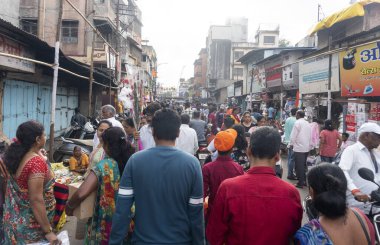 Hindistan 'ın eski şehrinin sokaklarında yürüyen insanlar.