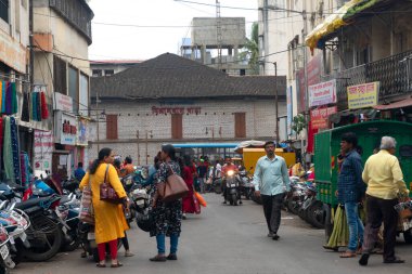 Mumbai, Hindistan sokaklarında insanlar var.
