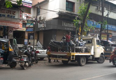 Mumbai, Hindistan sokaklarında insanlar var.