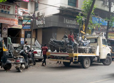Mumbai, Hindistan sokaklarında insanlar var.