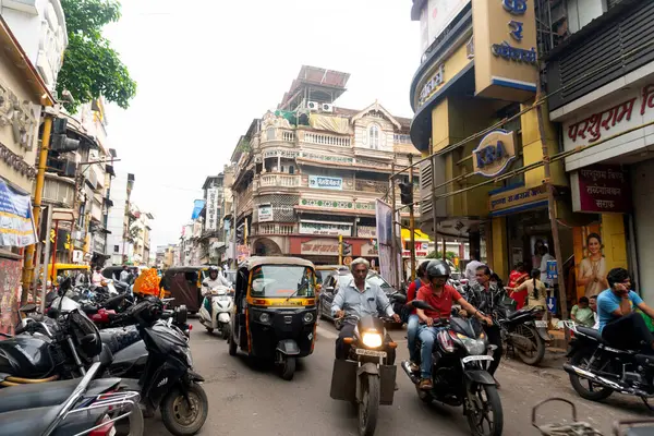 Hindistan 'ın eski şehrinin sokaklarında yürüyen insanlar.