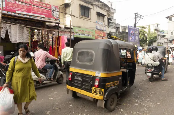 Hindistan 'ın eski şehrinin sokaklarında yürüyen insanlar.