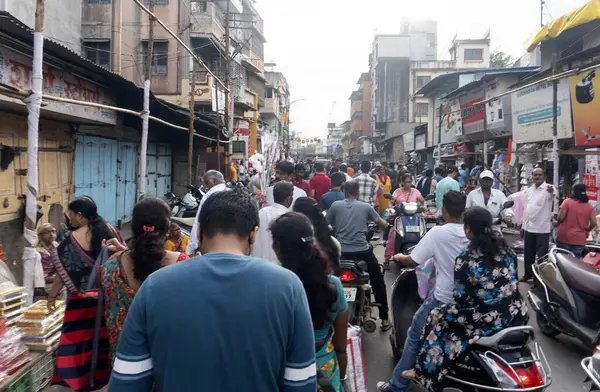 Hindistan 'ın eski şehrinin sokaklarında yürüyen insanlar.