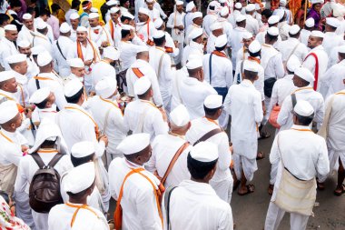 Pune, Maharashtra, Hindistan 2 Temmuz 2024: Pandharpur savaş alayı sırasında Seyyahlar Vitthala tapınağına doğru dans ederek dini şarkılar söyleyerek yürüdüler