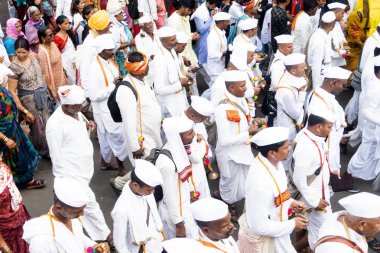 Pune, Maharashtra, Hindistan 2 Temmuz 2024: Pandharpur savaş alayı sırasında Seyyahlar Vitthala tapınağına doğru dans ederek dini şarkılar söyleyerek yürüdüler